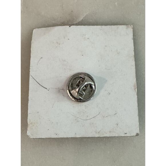 Vintage 1986 Phantom of The Opera Mask Lapel Enamel Pin Silver Tone on Card - Picture 3 of 5